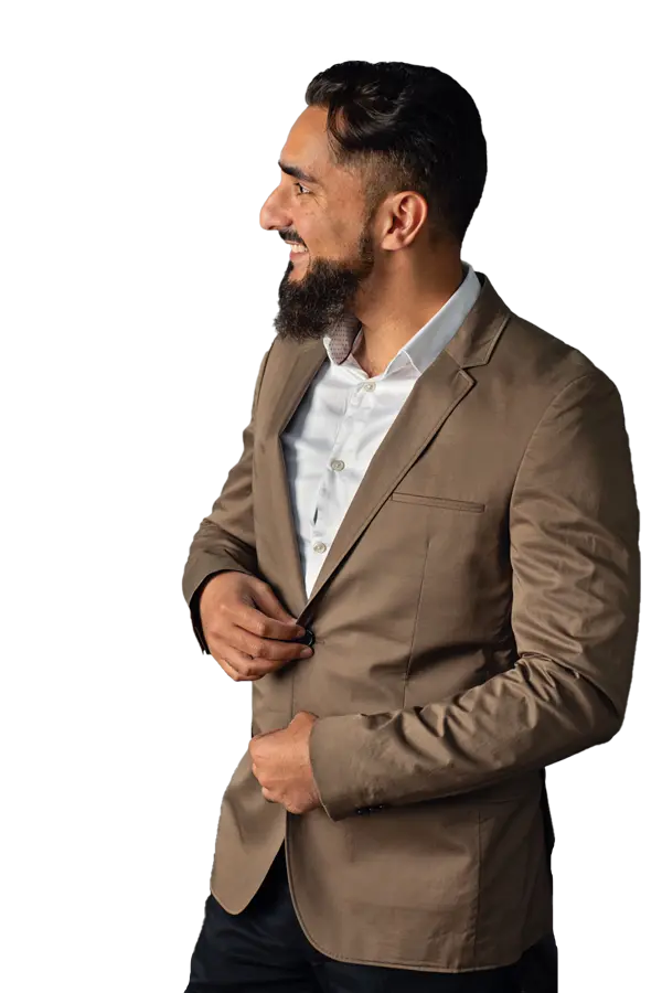 A smiling man in a suit with a beard, exuding confidence and professionalism.
